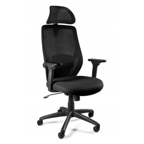 Czarny fotel biurowy obrotowy z tkaniny i siatki, wyposażony w regulowane podłokietniki, zagłówek oraz podstawę na kółkach. Fotel ma ergonomiczny kształt z wysokim oparciem.