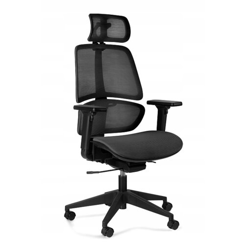 Czarny fotel biurowy z siatkowym oparciem i zagłówkiem, wyposażony w regulowane podłokietniki oraz podstawę na kółkach. Fotel ma ergonomiczny design z mechanizmem regulacji wysokości.