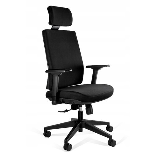 Czarny fotel ergonomiczny biurowy z tkaniny, wyposażony w regulowane podłokietniki, zagłówek oraz pięcioramienną podstawę z kółkami. Fotel ma prosty, nowoczesny design i mechanizm regulacji wysokości siedziska.