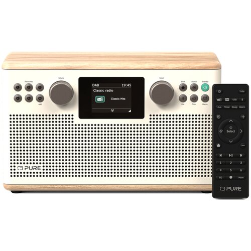 Białe radio cyfrowe z drewnianym wykończeniem na górze i dole, posiada wyświetlacz pokazujący "DAB 19:45 Classic radio Classic Hits" oraz przyciski i pokrętła do regulacji. Obok radia znajduje się czarny pilot z przyciskami, a na obu urządzeniach widoczne