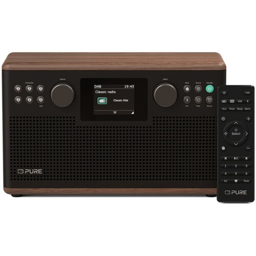Na zdjęciu znajduje się brązowe radio cyfrowe z wyświetlaczem pokazującym "DAB 19:45 Classic radio Classic Hits" oraz pilot zdalnego sterowania. Na obudowie radia i pilocie widoczne jest logo "PURE".