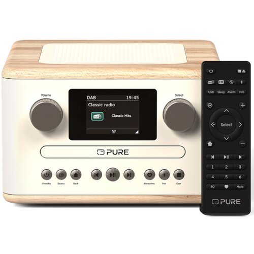 Radioodtwarzacz w kolorze białym z drewnianymi akcentami, posiada wyświetlacz pokazujący "DAB 19:45 Classic radio Classic Hits" oraz przyciski funkcyjne poniżej, obok znajduje się czarny pilot z przyciskami i logo "PURE".