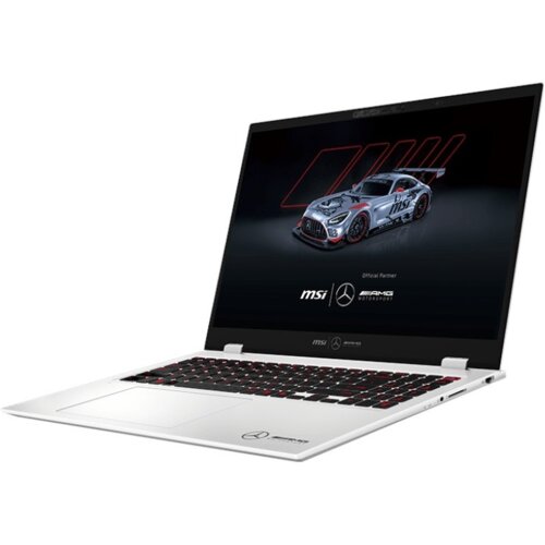 Na zdjęciu widoczny jest biały laptop z otwartym ekranem, na którym wyświetlony jest obraz samochodu wyścigowego oraz logotypy "msi" i "AMG Motorsport". Na obudowie laptopa znajduje się logo Mercedes AMG.