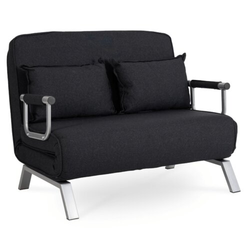 Czarna, rozkładana sofa dwuosobowa z metalowymi podłokietnikami i nogami, wyposażona w dwa poduszki. Produkt ma prosty, nowoczesny design.