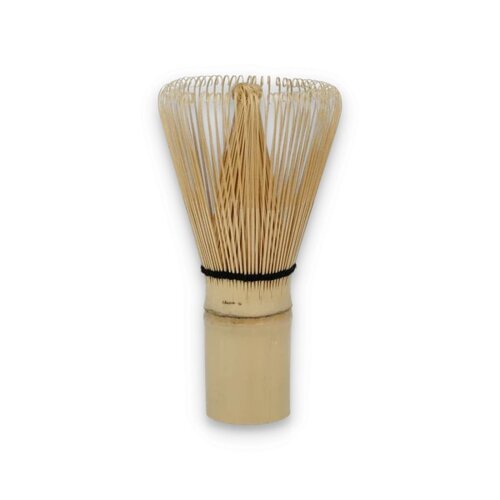 Na zdjęciu znajduje się bambusowe mieszadło do herbaty matcha z cienkimi, równomiernie rozłożonymi pręcikami, połączonymi czarnym pierścieniem. Produkt ma naturalny, jasny kolor drewna.