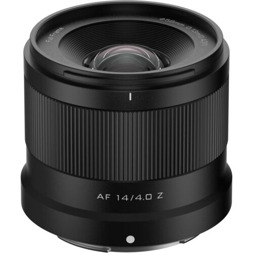 Czarny obiektyw z widocznym napisem "AF 14/4.0 Z" na dolnej części oraz oznaczeniem "Full Frame" i "ø58mm" na górnej krawędzi. Obiektyw ma wyraźne, pionowe żłobienia na korpusie.
