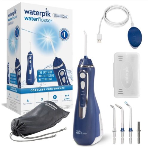 Na zdjęciu znajduje się granatowy irygator bezprzewodowy z białymi elementami, cztery końcówki, kabel USB, etui oraz woreczek z napisem "waterpik waterflosser". Obok widoczne jest pudełko z grafiką irygatora i napisami: "waterpik waterflosser", "CORDLESS 