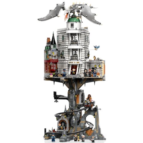 Na zdjęciu znajduje się zestaw klocków LEGO przedstawiający Bank Gringotta z serii Harry Potter, z detalami architektonicznymi i figurkami postaci. Na budynku widoczny jest napis "GRINGOTTS BANK", a na szczycie znajduje się smok.