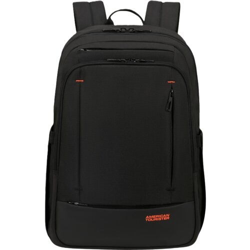 Czarny plecak z kilkoma zamkami błyskawicznymi i widocznym logo "AMERICAN TOURISTER" w dolnej części. Plecak ma prosty, nowoczesny design z czerwonymi akcentami przy zamkach.