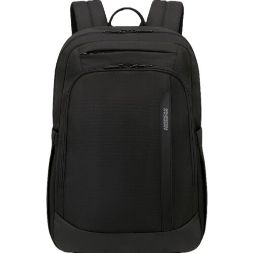 Czarny plecak z kilkoma zamkami błyskawicznymi i widocznym logo "AMERICAN TOURISTER" na przedniej kieszeni. Plecak ma prosty, nowoczesny design z regulowanymi szelkami.