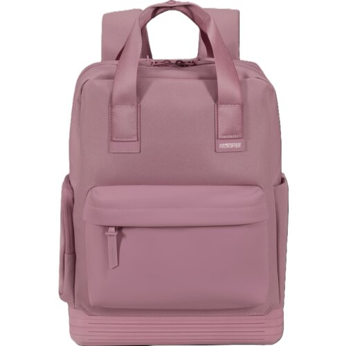 Różowy plecak z prostokątną kieszenią z przodu, zamkiem błyskawicznym i dwoma uchwytami na górze. Na przedniej kieszeni widoczne jest logo "AMERICAN TOURISTER".