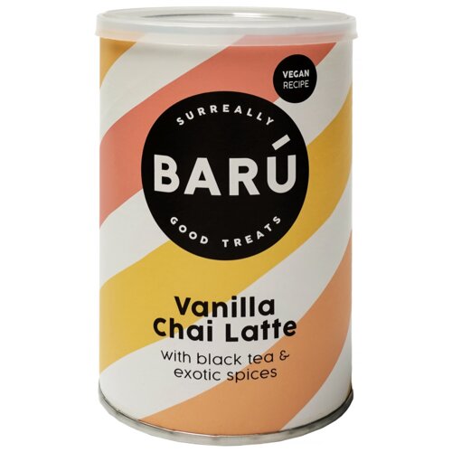Puszka z napisem "BARÚ Surreally Good Treats" oraz "Vanilla Chai Latte with black tea & exotic spices" na tle w kolorach białym, pomarańczowym i żółtym. Widoczna jest także informacja "Vegan Recipe".