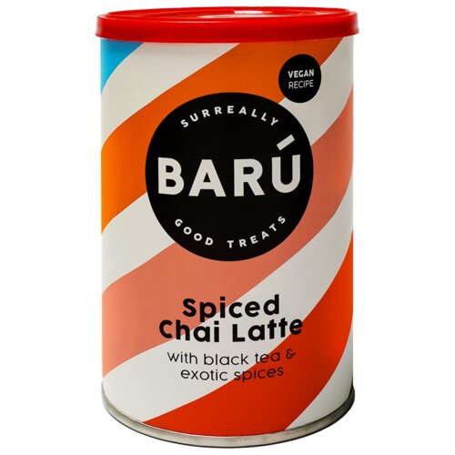 Puszka z napisem "BARÚ Surreally Good Treats" oraz "Spiced Chai Latte with black tea & exotic spices" na tle w pomarańczowo-białe pasy, z czarnym okrągłym logo i oznaczeniem "Vegan Recipe".