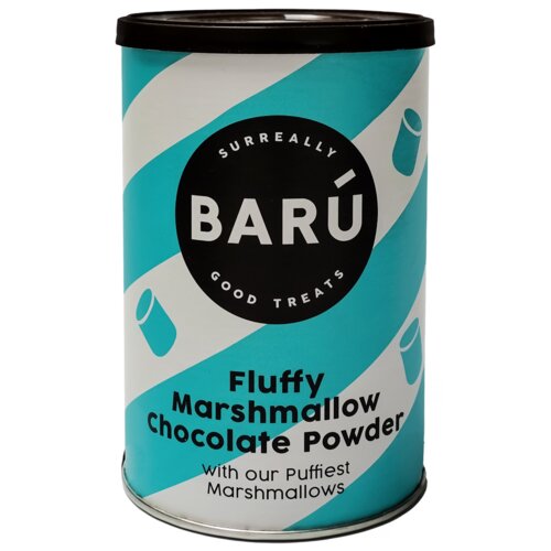 Puszka z napisem "BARÚ SURREALLY GOOD TREATS" oraz "Fluffy Marshmallow Chocolate Powder with our Puffiest Marshmallows" na tle w biało-turkusowe pasy z grafiką pianek marshmallow.