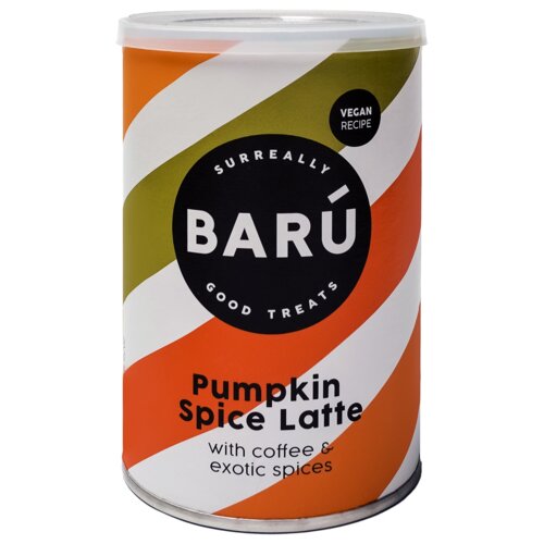 Puszka z napisem "BARÚ SURREALLY GOOD TREATS" oraz "Pumpkin Spice Latte with coffee & exotic spices" na tle pomarańczowo-białych i zielonych pasów. Na etykiecie znajduje się również czarne kółko z napisem "VEGAN RECIPE".