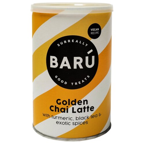 Puszka z napisem "BARÚ Surreally Good Treats" oraz "Golden Chai Latte with turmeric, black tea & exotic spices" na tle w żółto-białe pasy. Na opakowaniu znajduje się również czarne kółko z napisem "Vegan Recipe".