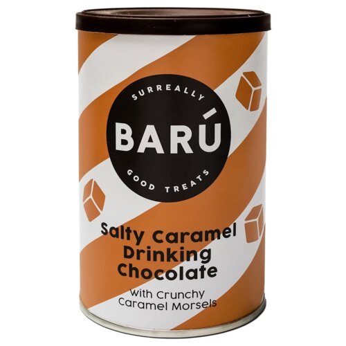 Puszka z napisem "BARÚ SURREALLY GOOD TREATS" oraz "Salty Caramel Drinking Chocolate With Crunchy Caramel Morsels" na tle w biało-pomarańczowe pasy z grafikami kostek karmelu.