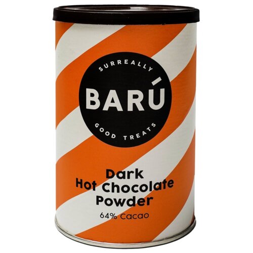 Puszka z napisem "BARÚ SURREALLY GOOD TREATS" na czarnym tle, z pomarańczowo-białymi ukośnymi pasami. Na dole widnieje tekst "Dark Hot Chocolate Powder 64% Cacao".