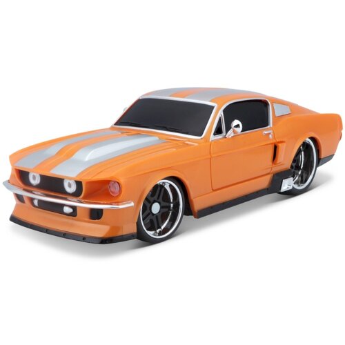 Zdalnie sterowany samochód w kolorze pomarańczowym z szarymi pasami, stylizowany na klasyczny model Ford Mustang GT z 1967 roku. Posiada czarne, błyszczące felgi i detale chromowane, takie jak lusterka boczne i zderzaki.