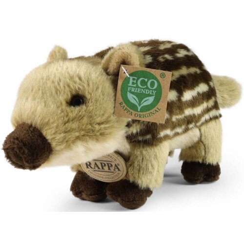 Pluszowa maskotka przedstawiająca młodego dzika z brązowym nosem i ciemnymi łapami, z metką z napisem "ECO FRIENDLY RAPPA ORIGINAL" oraz okrągłą zawieszką z napisem "RAPPA EXCLUSIVE COLLECTION". Maskotka ma futro w odcieniach brązu i beżu z białymi paskam