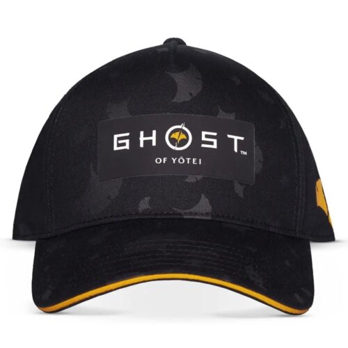 Czarna czapka z daszkiem z widocznym napisem "GHOST OF YŌTEI" na przodzie, ozdobiona subtelnym wzorem i żółtym akcentem na krawędzi daszka.