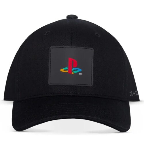 Czarna czapka z daszkiem z przodu ma naszywkę z kolorowym logo PlayStation. Na boku widoczny jest biały napis w języku japońskim.