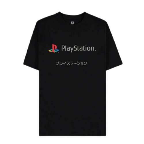 Czarna koszulka z logo PlayStation w kolorze czerwonym, niebieskim, żółtym i zielonym oraz napisem "PlayStation" w kolorze szarym. Poniżej znajduje się tekst w języku japońskim: "プレイステーション".