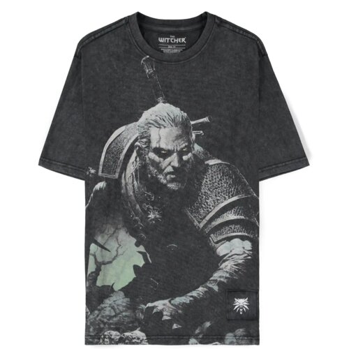 Czarna koszulka z nadrukiem przedstawiającym postać w zbroi, z mieczem na plecach, oraz logo z napisem "The Witcher" na metce wewnętrznej. Na dole koszulki znajduje się naszywka z białym symbolem wilka.