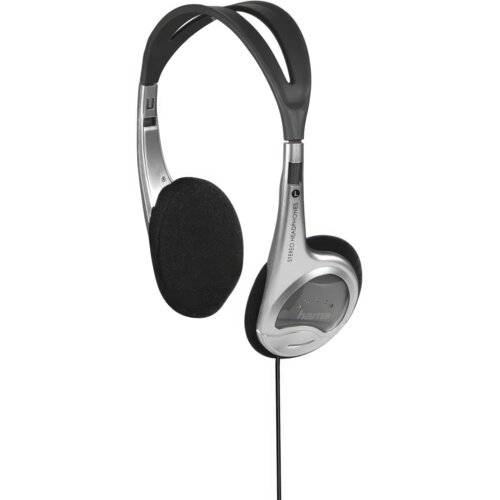Srebrne słuchawki nauszne z czarnymi poduszkami i pałąkiem, na których widnieje napis "STEREO HEADPHONES" oraz logo "hama". Słuchawki mają cienki przewód wychodzący z jednej muszli.