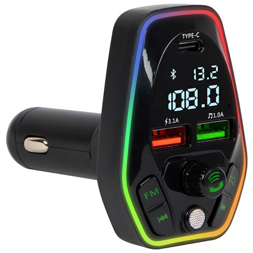 Na zdjęciu znajduje się czarny transmiter FM Bluetooth z kolorowym podświetleniem RGB na krawędziach. Widoczne są dwa porty USB oznaczone jako "3.1A" i "1.0A", wyświetlacz z cyframi "13.2" i "108.0", przyciski "FM", "EQ", oraz symbol Bluetooth i port "TYPE-C".