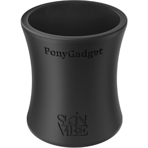 Czarny, cylindryczny przedmiot z napisem "PonyGadget" na górze oraz logo "SKINVIBE" na dole. Powierzchnia jest gładka i matowa.