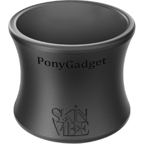 Czarny, cylindryczny przedmiot z napisem "PonyGadget" na górnej części oraz logo "SKINVIBE" na dolnej części. Produkt ma gładką powierzchnię i rozszerza się ku górze.