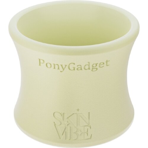 Kremowy pojemnik o cylindrycznym kształcie z widocznym napisem "PonyGadget" na górze oraz logo "SKINVIBE" na dole. Produkt ma gładką powierzchnię i jednolity kolor.