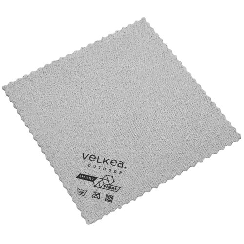Szara ściereczka o wymiarach 30 x 30 cm z widocznym logo "VELKEA OUTDOOR" oraz napisami "SMART FIBRE" i symbolami prania. Krawędzie ściereczki są ząbkowane.
