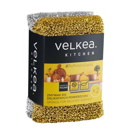 Opakowanie zmywaków kuchennych marki Velkea Kitchen zawiera dwie sztuki, w kolorach złotym i srebrnym, z napisem "Zmywak do delikatnych powierzchni" oraz "Sponge for delicate surface". Na opakowaniu widnieje również hasło "#PoProstuLepiej" oraz oznaczenia "Made in Poland", "Nie rysuje powierzchni" i "Do delikatnych powierzchni".