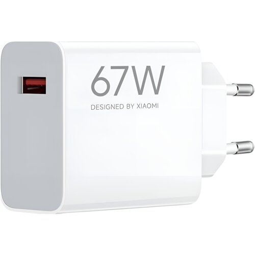 Biała ładowarka sieciowa z widocznym napisem "67W" oraz "DESIGNED BY XIAOMI", posiada jedno gniazdo USB z czerwonym wnętrzem. Wtyczka jest typu europejskiego z dwoma metalowymi bolcami.