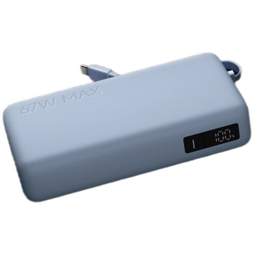 Jasnoniebieski powerbank z napisem "67W MAX" na powierzchni oraz wyświetlaczem pokazującym "100%". Obok urządzenia widoczny jest kabel USB-C.