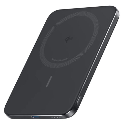 Czarny powerbank o smukłej konstrukcji z widocznym napisem "Wireless Power HQ" oraz symbolem "qi2" na powierzchni. Na krawędzi znajduje się port USB oraz cztery małe diody.