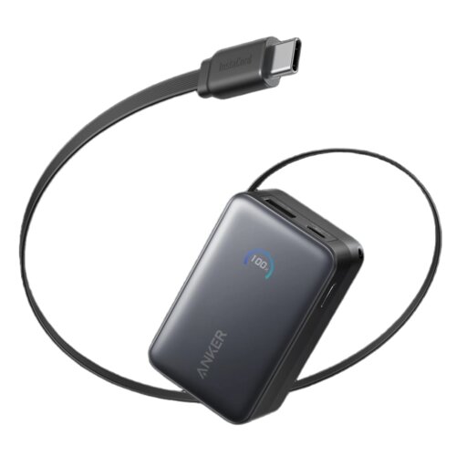 Czarny powerbank z wyświetlaczem pokazującym "100%" oraz logo "ANKER" na obudowie, z dołączonym kablem USB-C z napisem "InstaCord". Produkt ma zaokrąglone krawędzie i kompaktowy design.
