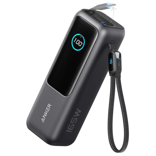 Czarny powerbank z wyświetlaczem pokazującym "100%" oraz napisem "ANKER" i "165W" na obudowie. Do urządzenia podłączony jest kabel z końcówką USB, a obok znajduje się pasek z napisem "iQ".