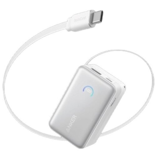 Biały powerbank z logo "ANKER" i wskaźnikiem naładowania w kształcie półkola, z dołączonym kablem USB-C z napisem "FastCord". Produkt ma zaokrąglone krawędzie i kompaktowy design.