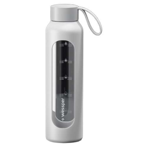Białe etui na butelkę o pojemności 500 ml z przezroczystym okienkiem, przez które widać miarkę z oznaczeniami w mililitrach oraz logo "Wessper". Etui posiada uchwyt do przenoszenia.