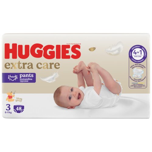 Opakowanie pieluchomajtek HUGGIES Extra Care Pants 3 (48 szt.) przedstawia uśmiechnięte niemowlę leżące na plecach, otoczone piórkami. Na opakowaniu widnieje napis "HUGGIES extra care", a także informacje o rozmiarze 3 dla dzieci o wadze 6-11 kg oraz oznaczenie "4 in 1 skin care".