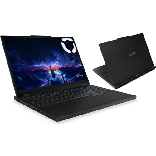 Na zdjęciu widoczny jest laptop z podświetlaną klawiaturą i ekranem wyświetlającym grafikę z motywem gór i błyskawic, obok znajduje się widok tylnej części obudowy z napisem "LEGION". Na ekranie znajduje się logo producenta oraz napis "Lenovo LEGION".