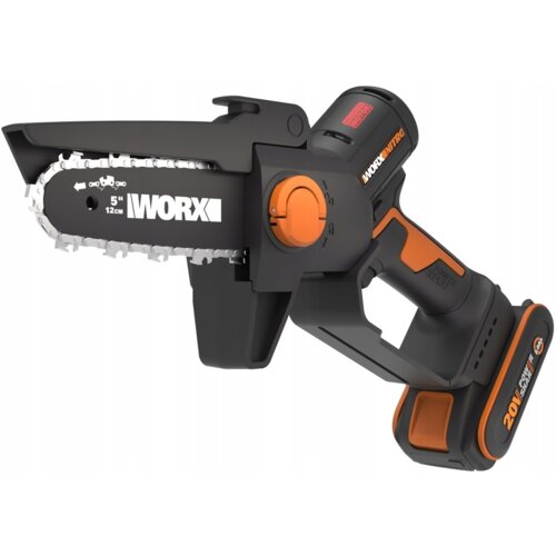 Na zdjęciu znajduje się akumulatorowa piła łańcuchowa z widocznym logo "WORX" oraz oznaczeniem "5'' 12cm". Produkt ma czarno-pomarańczową kolorystykę z widocznymi elementami sterującymi i akumulatorem z napisem "20V 5.0Ah".