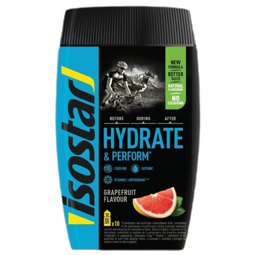 Opakowanie izotoniku Isostar Hydrate & Perform o smaku grejpfrutowym, z widocznym logo "isostar" na niebieskim tle. Na etykiecie znajdują się napisy: "Hydrate & Perform", "Grapefruit Flavour", oraz informacje o składnikach i właściwościach produktu, takie jak "Carb Mix", "Isotonic", "Vitamin C: Antioxidant", a także grafika przedstawiająca dwóch rowerzystów.
