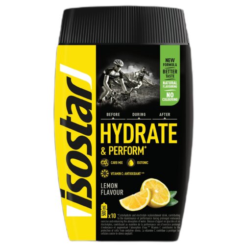 Opakowanie izotoniku Isostar Hydrate & Perform o smaku cytrynowym, z widocznym logo "isostar" na żółtym tle oraz napisem "HYDRATE & PERFORM" na czarnym tle. Na opakowaniu znajdują się również informacje: "NEW FORMULA", "BETTER TASTE", "NATURAL FLAVOURING", "NO COLOURING", oraz grafika przedstawiająca cyklistów i plasterki cytryny.