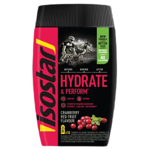 Czarno-czerwone opakowanie produktu z napisem "Isostar" wzdłuż boku oraz "Hydrate & Perform" na środku, z grafiką przedstawiającą rowerzystów. Na opakowaniu widnieją również informacje o smaku żurawinowym, składnikach odżywczych oraz brak sztucznych barwników.