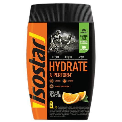 Czarny pojemnik z pomarańczową etykietą zawiera napój izotoniczny "Isostar Hydrate & Perform" o smaku pomarańczowym. Na etykiecie widnieje napis "NEW FORMULA, BETTER TASTE, NATURAL FLAVOURING, NO COLOURING" oraz zdjęcie sportowców na rowerach.