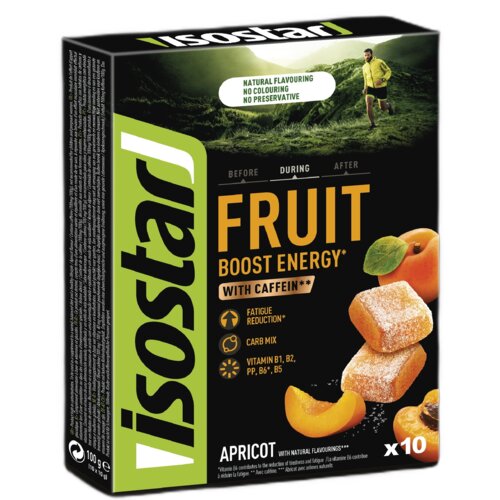 Opakowanie produktu z napisem "Isostar" po lewej stronie oraz "Fruit Boost Energy" na środku, z dodatkowymi informacjami o zawartości kofeiny, witamin i smaku morelowym. Na dole widnieje liczba "x10", a w tle znajduje się zdjęcie biegacza na tle zielonego krajobrazu.